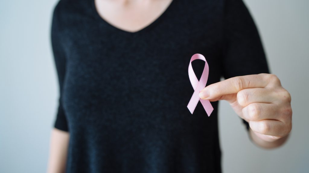 Día Internacional del Cáncer de Mama: Experta afirmó que "sigue siendo la primera causa de muerte por cáncer en las mujeres de Chile y del mundo"