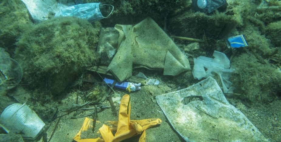 Estudio determinó que hay 14 millones de toneladas de microplásticos en el fondo de los océanos