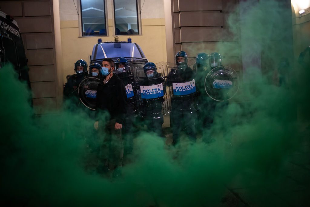 Policía de Italia lanzó gases en contra de manifestantes antibloqueo por el Covid-19