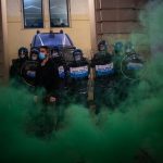 Policía de Italia lanzó gases en contra de manifestantes antibloqueo por el Covid-19