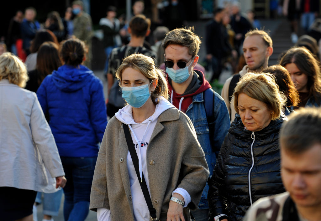 En Kiev no todas las personas utilizan mascarillas pese al alza de contagios