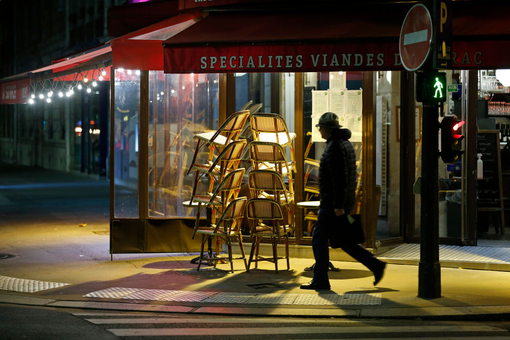 El cierre anticipado de un restaurant por el toque de queda en París