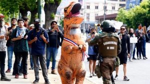 Llegó a votar en el plebiscito y tuvo problemas por estar disfrazado: Así fue la acontecida participación de "Corre Dinosaurio"