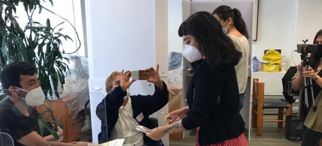 Con pasaporte en mano: Mon Laferte votó en México