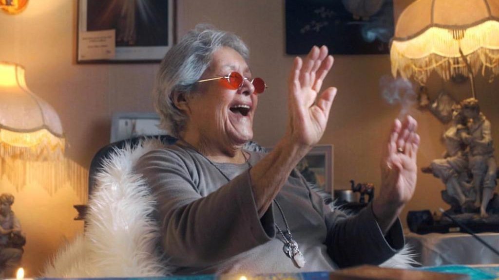 Para ayudar a los adultos mayores: La "Cumbia del Encierro" se transformó en una campaña internacional