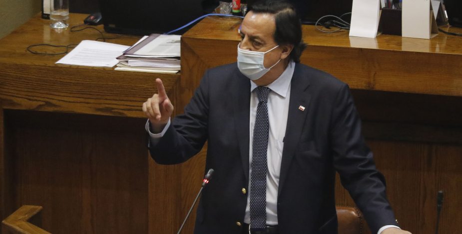 Cámara de Diputados aprobó acusación constitucional contra Víctor Pérez y pasa al Senado