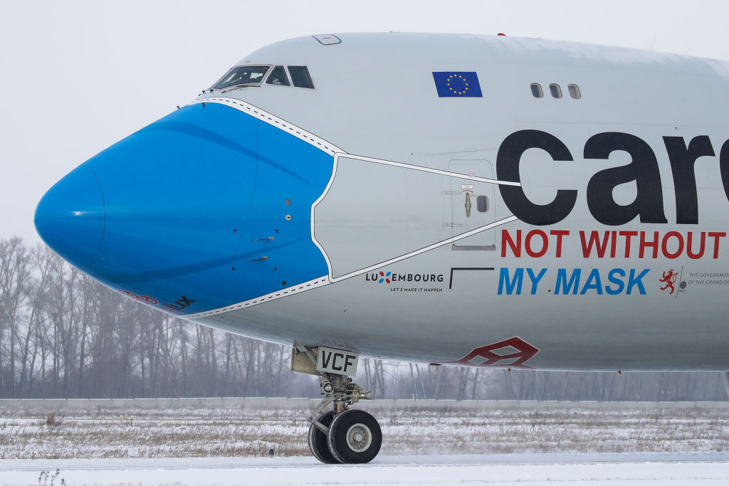 Un avión de carga con mascarilla llega a la ciudad de Novosibirsk