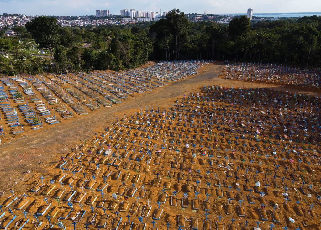 Imagen aérea de un cementerio con víctimas del Covid-19 en Manaos