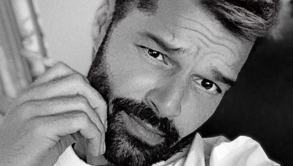 "Cuando estas aburrido, decolórate": Ricky Martin sorprende a sus fanáticos con radical cambio de look