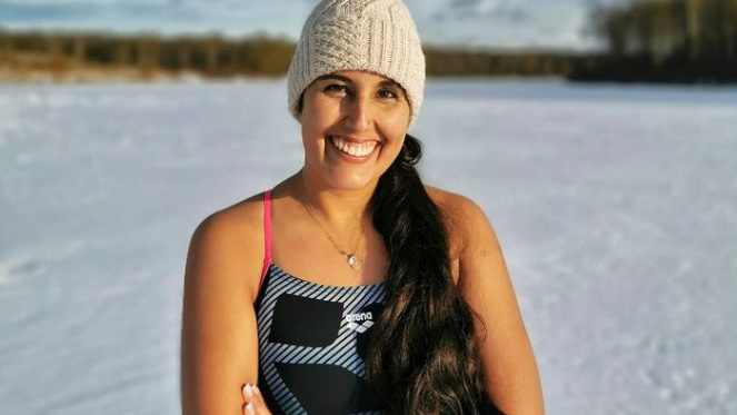 Nadadora chilena Bárbara Hernández rompió récord tras cruzar el lago Chungará: está postulando al Guinness