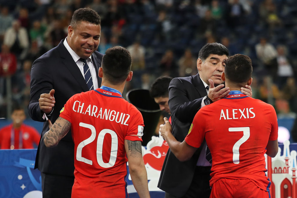 Maradona y Ronaldo saludan a Aránguiz y Sánchez en Rusia
