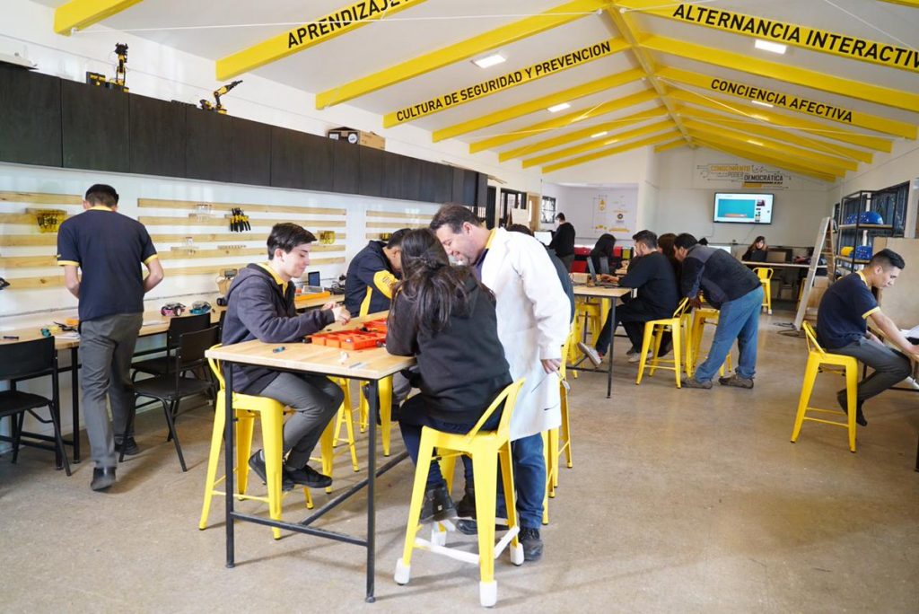 Modelo Pionero, la metodología que busca transformar liceos en "centros de innovación": "Los estudiantes se sienten protagonistas de las transformaciones"