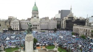 "No están pensando en la mujer": Marcha antiaborto congrega a miles de personas en el frontis del Congreso en Argentina