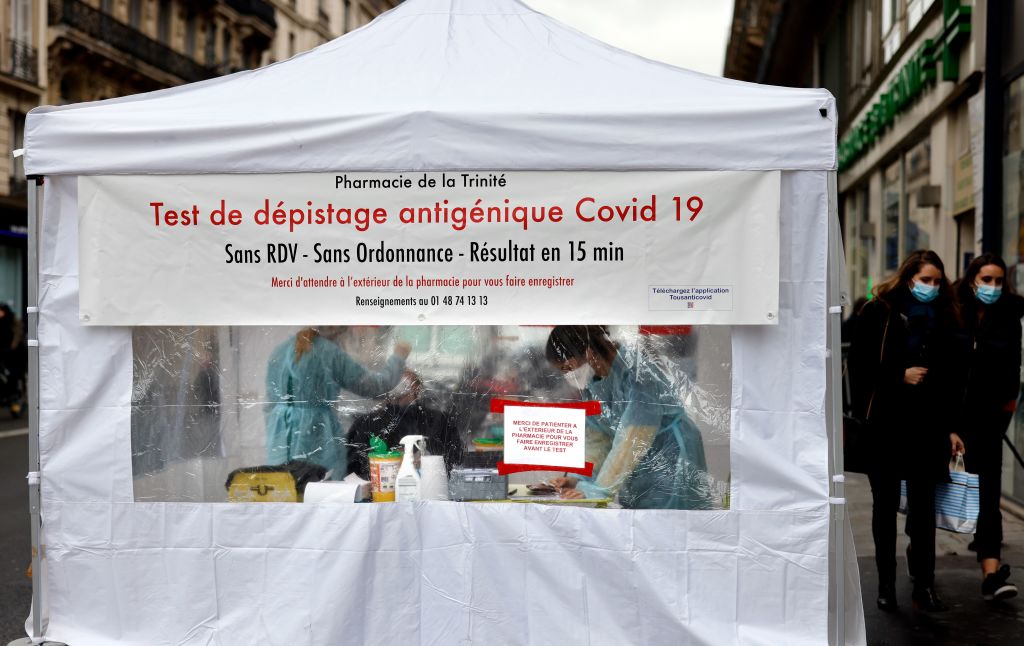Trabajadores de la salud efectúan test del Covid-19 en París