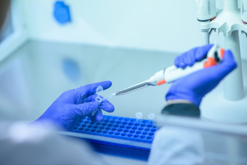 La carrera por la vacuna contra el coronavirus: ¿Podemos confiar en el resultado? Experto opina: "Los tiempos son correctos, se están poniendo todos los esfuerzos"