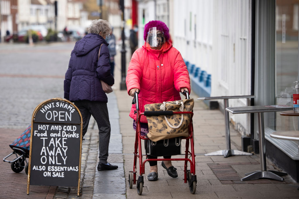 Las personas usan mascarillas al comprar en Kent