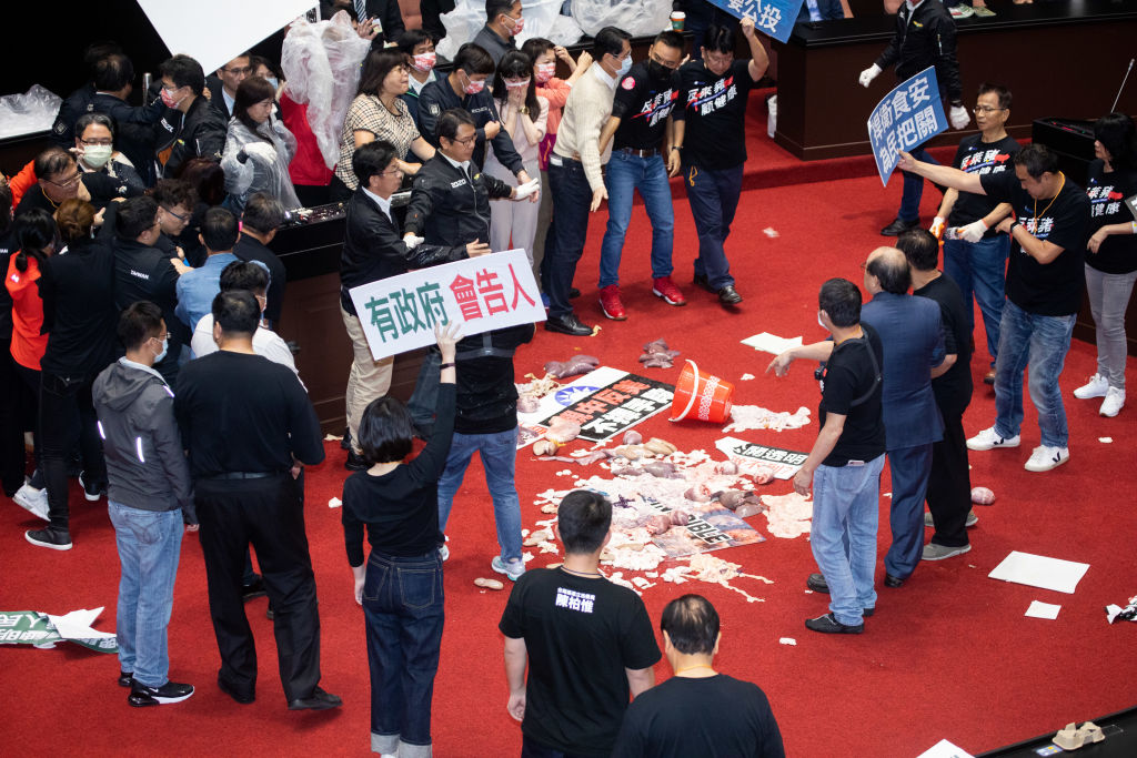 Legisladores lanzan restos de animales en el congreso taiwanés