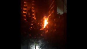 Adulto mayor resultó con quemaduras en incendio de departamentos en Santiago