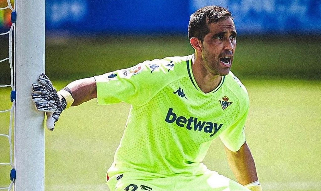 Claudio Bravo tuvo un gran regreso junto al Betis en España