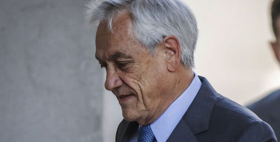 Presidente Piñera fue sorprendido fotografiándose sin mascarilla por la playa de Cachagua