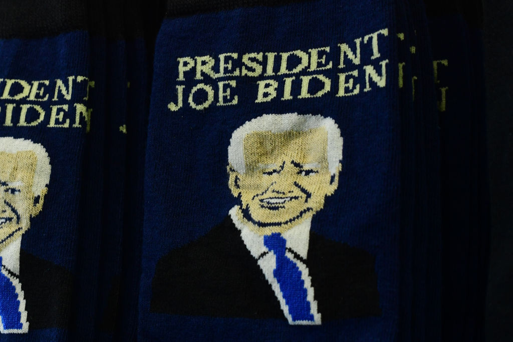 Una imagen de Joe Biden grabada en ropa