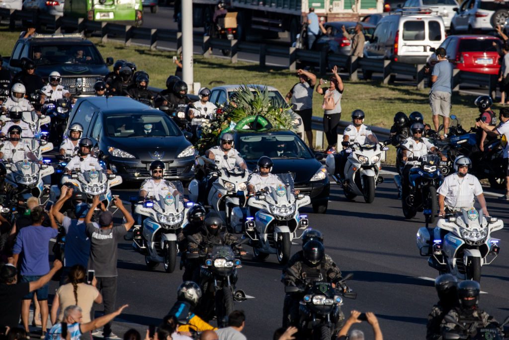"Ciudadano a pata" aterriza con funerales y despedidas multitudinarias