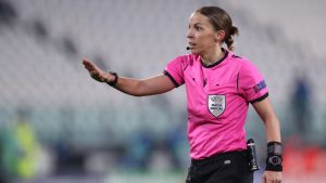 Stéphanie Frappart se llevó todo los elogios tras convertirse en la primera mujer en arbitrar un partido de Champions League