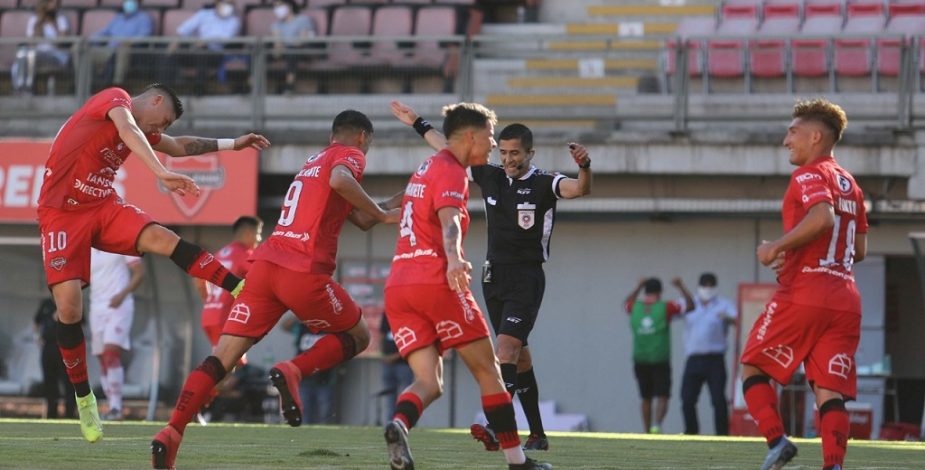 Tras Estar Por Mas De Cinco Anos En La Primera B Nublense Volvio Este Sabado En Gloria Y Majestad A La Primera Division Del Futbol Chileno