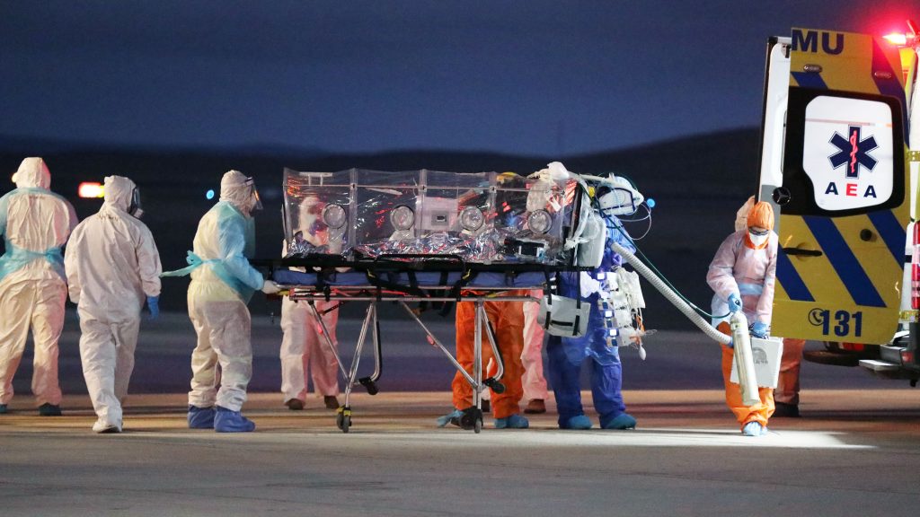 Cuatro pacientes con coronavirus son trasladados en avión de la FACh desde Antofagasta hacia Santiago
