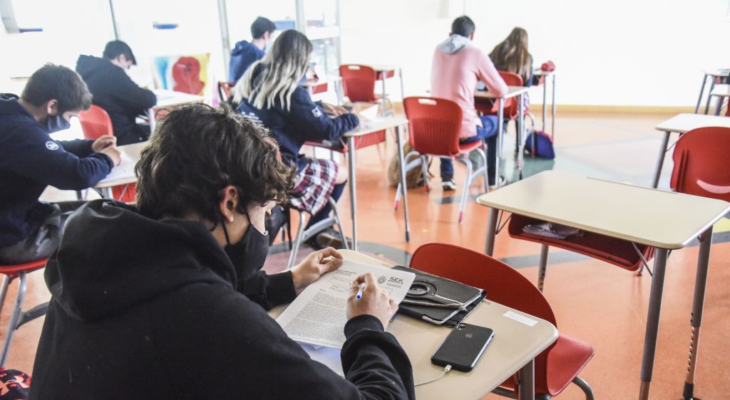 Parlamentarios de oposición propusieron eliminar uso de uniforme escolar por crisis económica