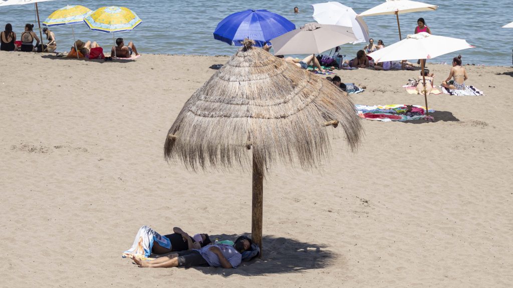Vacaciones ad portas de una cuarentena ¿tomarlas o no?: Psicóloga recomendó "por lo menos unas dos semanas"