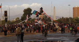 Nueva jornada de protestas en Baquedano: manifestantes se tomaron plaza y se registró saqueo de local comercial