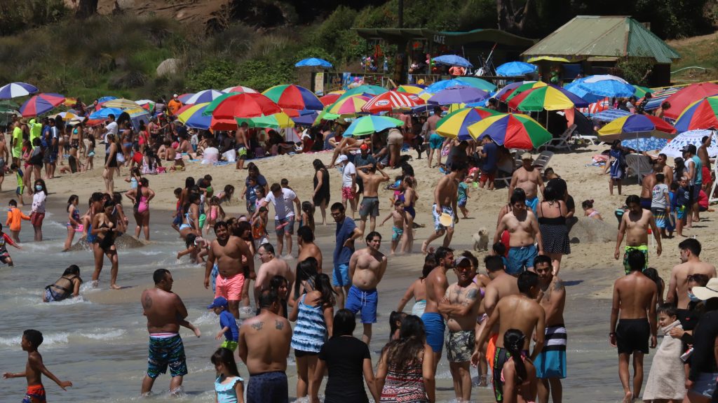 Canopy, actividades acuáticas y escasa distancia social: Así estaba la playa El Canelo en Algarrobo este sábado pese a la pandemia