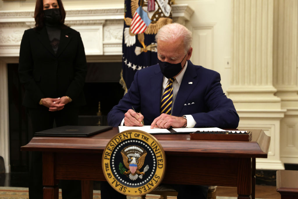 Joe Biden firma los decretos en la Casa Blanca