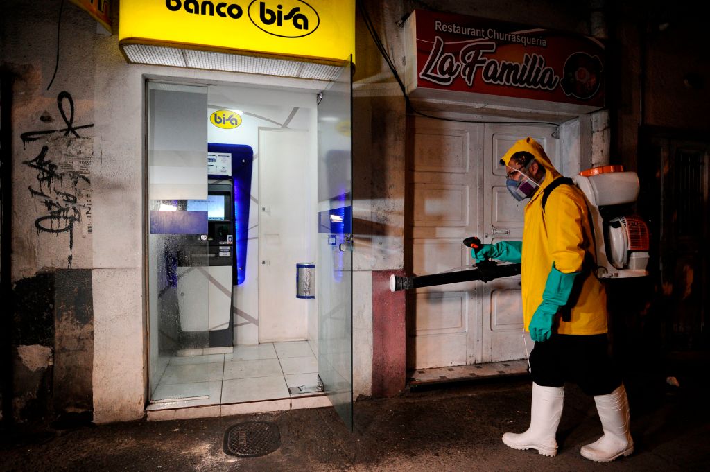 Trabajadores desinfectan las calles de La Paz