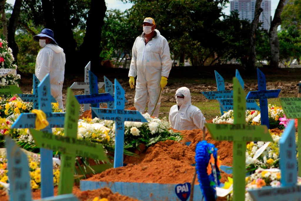 Trabajadores realizan un funeral de víctima del Covid-19 en Manaos