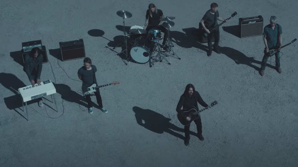 Foo Fighters lanzó su nuevo sencillo y videoclip, "Waiting on a War"