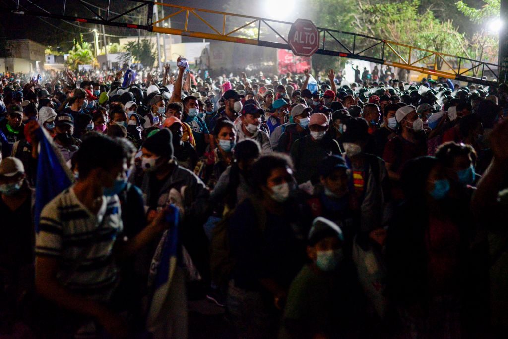 Caravana de migrantes superó a la policía y logra cruzar hacia Guatemala