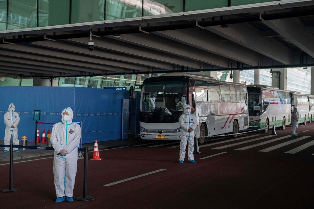 Buses esperan al equipo de la OMS en el aeropuerto de Wuhan