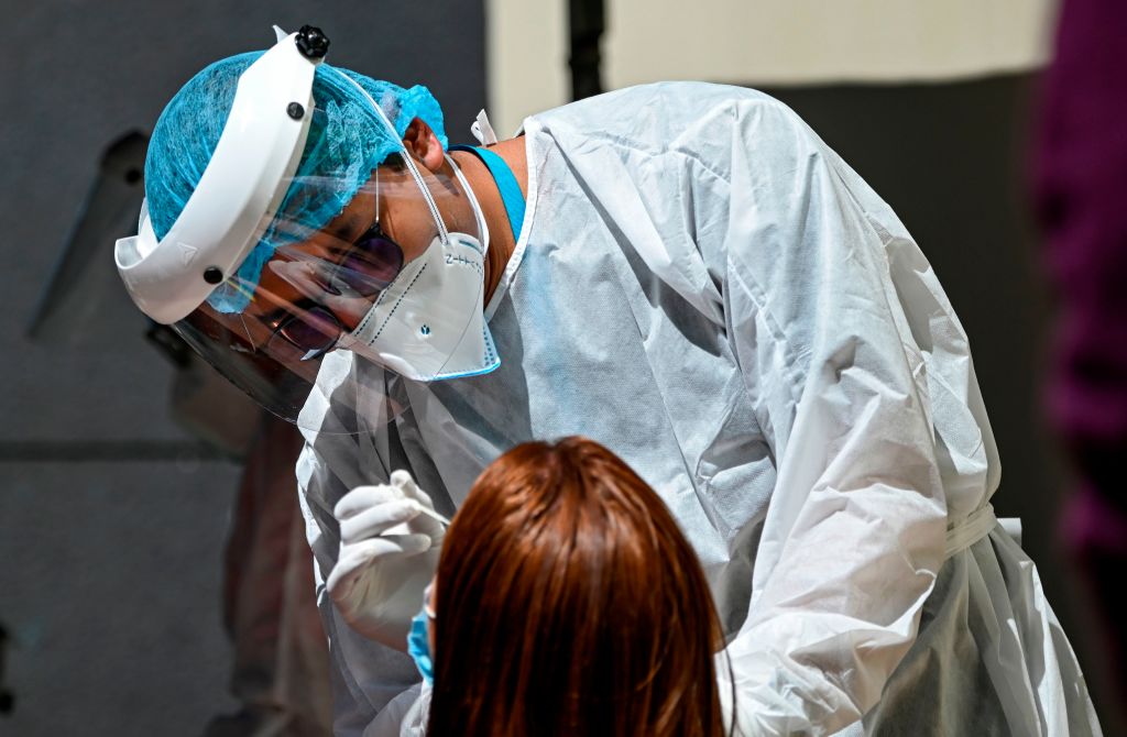 Trabajador de la salud realiza un test de PCR en Bogotá