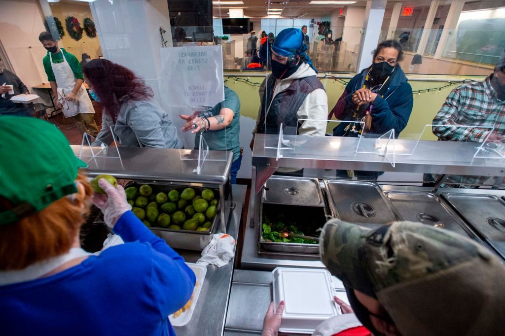 Joe Biden amplió bonos de comida para 30 millones de personas y duplica el salario de funcionarios