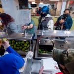 Joe Biden amplió bonos de comida para 30 millones de personas y duplica el salario de funcionarios