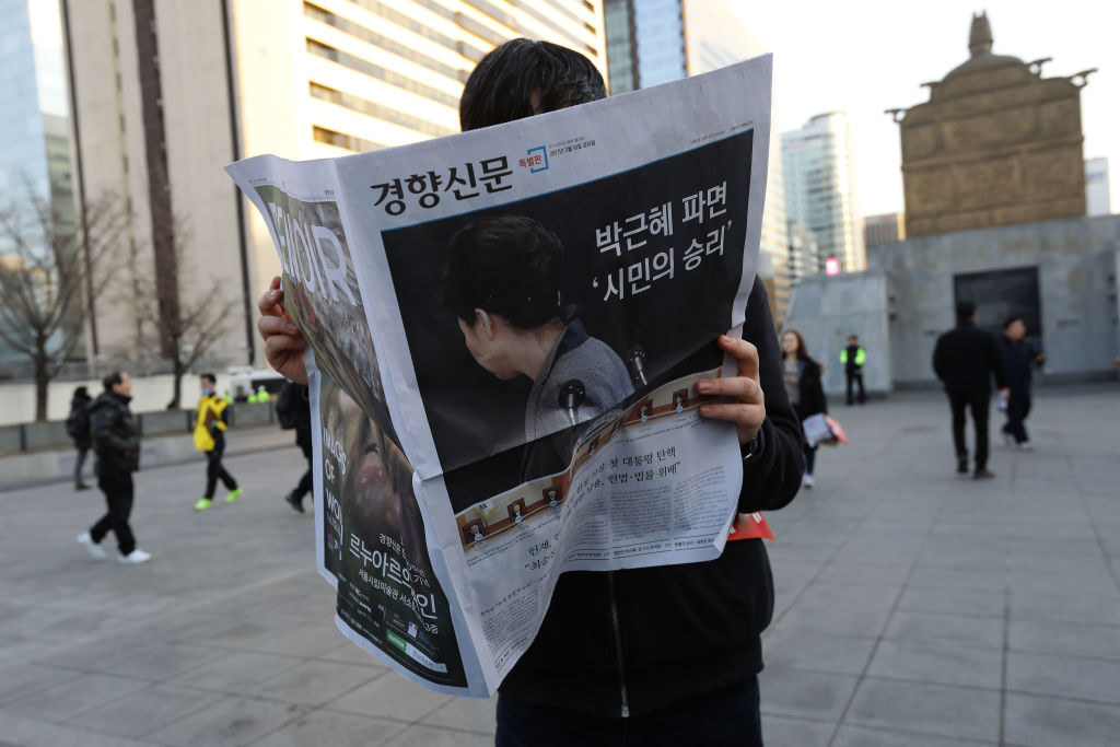 Los ciudadanos de Corea se informan del impeachment de Park Geun-Hye en Marzo de 2017