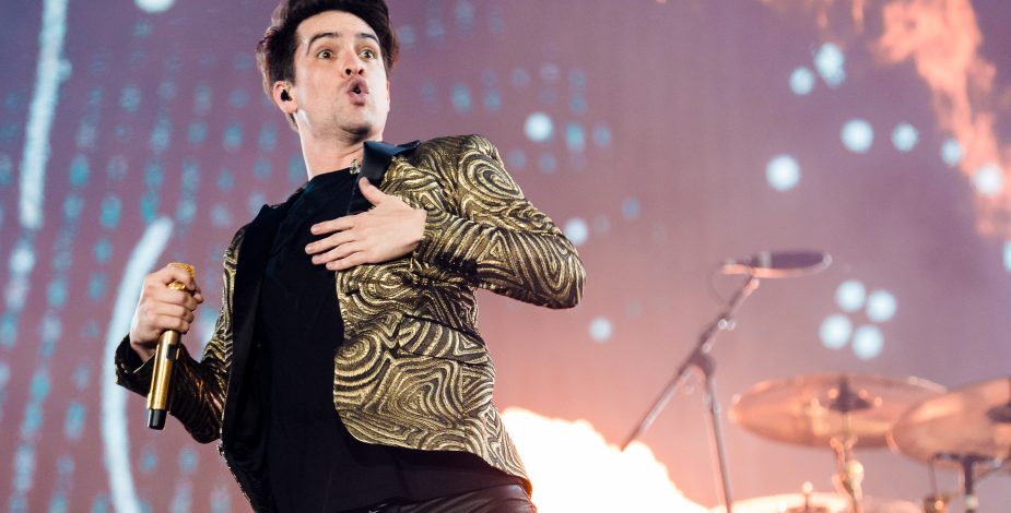 Nueva tendencia de Twitter culpa a Brendon Urie de Panic! At The Disco de todos los males del mundo