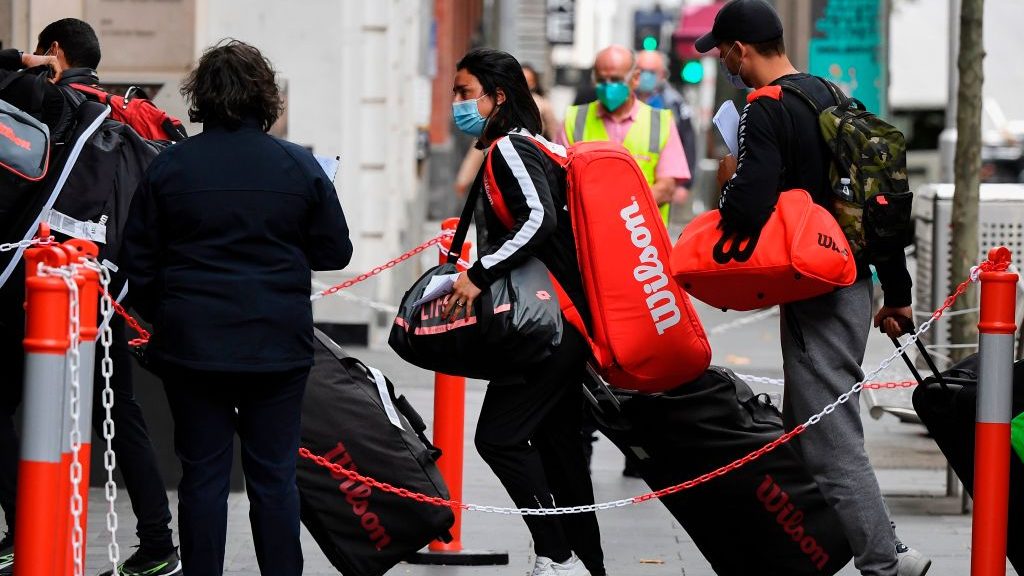 Problemas en el Australia Open: 47 tenistas deberán realizar cuarentena tras detectar casos de Covid-19 en vuelos chárter