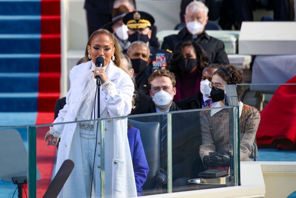 "Let's get loud": Jennifer Lopez habló en español y tuvo una brillante participación durante el juramento de Biden