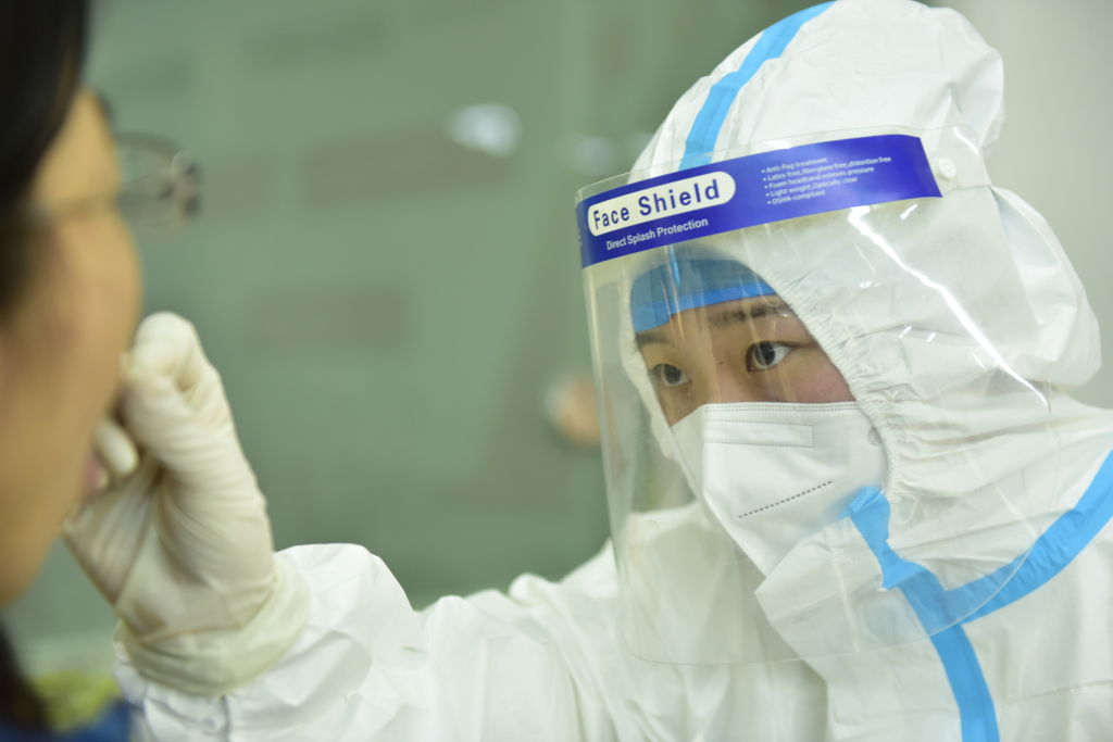 Trabajadora de la salud realiza un examen del Covid-19 en Hefei
