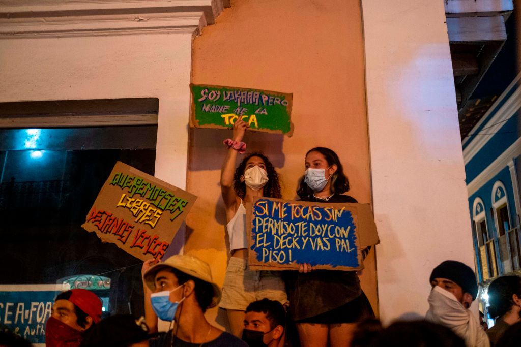 Mujeres se manifiestan en contra de la violencia de género en San Juan
