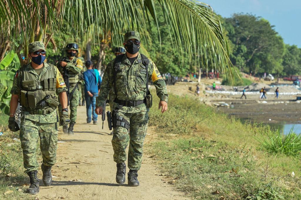 Militares mexicanos vigilan el río Suchiate en Ciudad Hidalgo