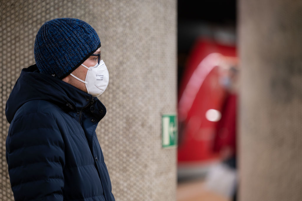 Un hombre utiliza mascarilla en el metro de Stuttgart
